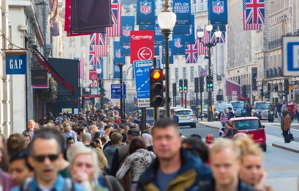 Regent Street mit vielen Fußgängern, die die Straße überqueren. London — Stockfoto