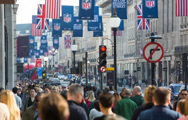 Regent Street med massor av promenader människor korsar vägen. London — Stockfoto