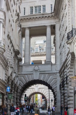 Londra, İngiltere - 4 Ekim 2015: Piccadilly Caddesi yürüyüş insanlar, yayalar ve toplu taşıma, otomobil, çok yolda taksi.