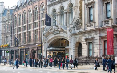 Teşekkürlerimizi bir sürü insan ile sokak. Londra