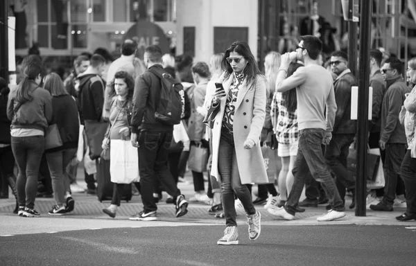 Regent Street med massor av promenader människor korsar vägen. London — Stockfoto