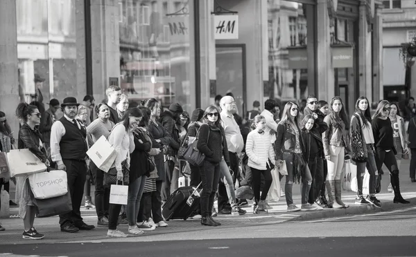 Regent street with lots of walking people crossing the road. London — Stock Photo, Image