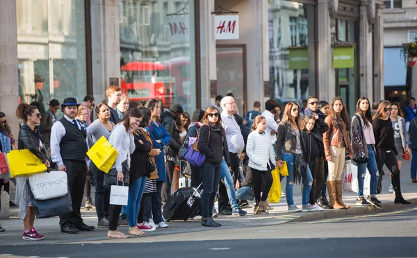 Regent sokağı, yoldan geçen bir sürü yürüyen insanla dolu. Londra — Stok fotoğraf