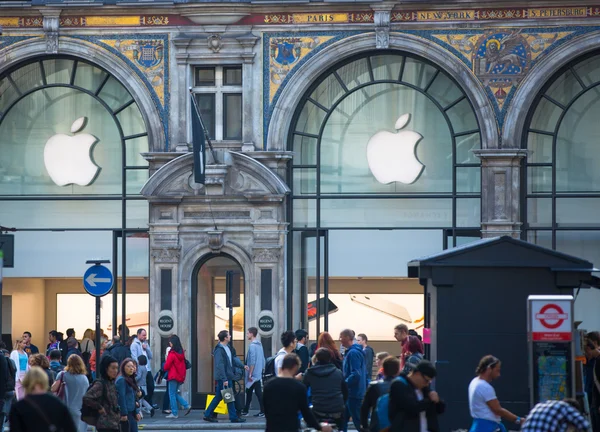 Πολλά άτομα, οι τουρίστες και οι Λονδρέζοι περπάτημα στο Regent street περάσει μήλο κατάστημα — Φωτογραφία Αρχείου