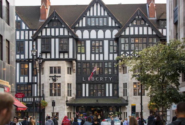 Kingly St. indo em paralelo à rua Regent. Famosas lojas e restaurantes aria. Londres Reino Unido — Fotografia de Stock