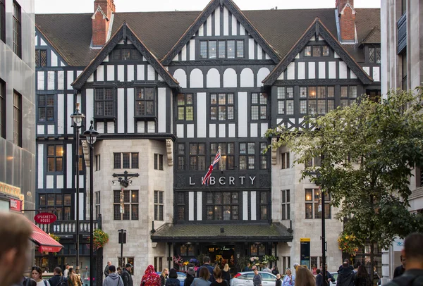 Královský st. bude paralelně na Regent street. Nákupy a restaurace árie. Londýn Velká Británie — Stock fotografie