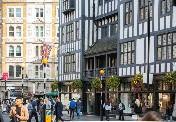 Krallara layık Aziz Regent Sokağı'na paralel gidiyor. Ünlü alışveriş ve Restoran aria. Londra İngiltere — Stok fotoğraf