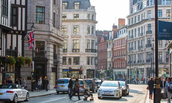 Královský st. bude paralelně na Regent street. Nákupy a restaurace árie. Londýn Velká Británie — Stock fotografie