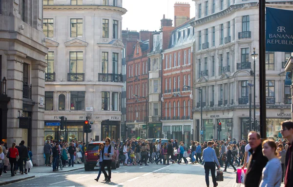 Regent Street avec beaucoup de gens qui traversent la route. Londres — Photo