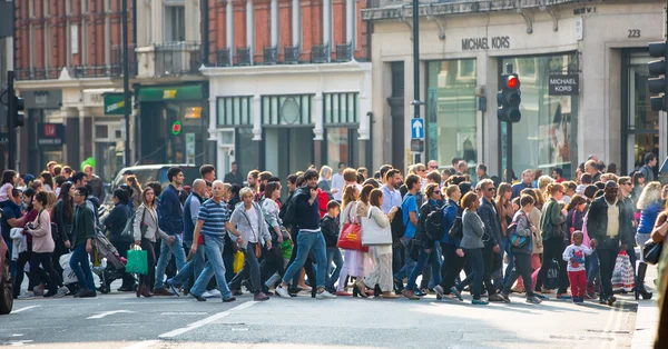 Regent Street se spoustou chodící lidí, kteří přecházejí přes silnici. Londýn — Stock fotografie