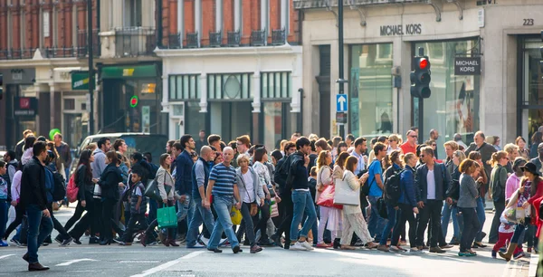 Regent street with lots of walking people crossing the road. London — Stock Photo, Image
