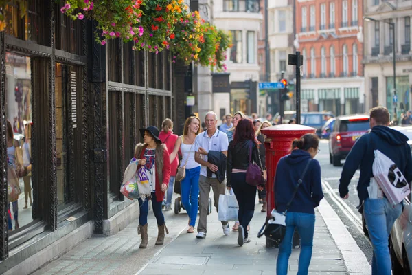 Regent Street avec beaucoup de gens qui traversent la route. Londres — Photo