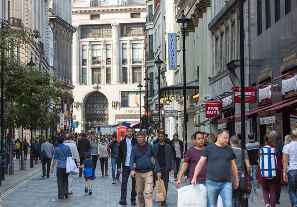 Regent Street met veel wandel mensen die de weg oversteken. Londen — Stockfoto