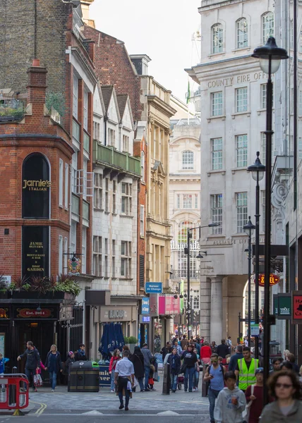 リージェント ・ ストリートと並行して行く王聖。有名なショッピングとレストランのアリア。英国ロンドン — ストック写真