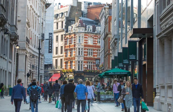 Krallara layık Aziz Regent Sokağı'na paralel gidiyor. Ünlü alışveriş ve Restoran aria. Londra İngiltere — Stok fotoğraf