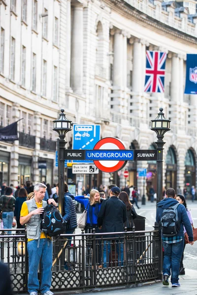 Regent Street med massor av promenader människor korsar vägen. London — Stockfoto