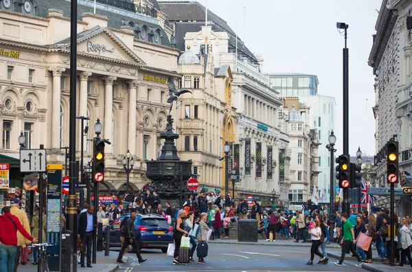 Menschen und Verkehr im Piccadilly Circus. berühmter Ort für romantische Dates. Platz wurde 1819 erbaut, um sich der Regent Street anzuschließen — Stockfoto