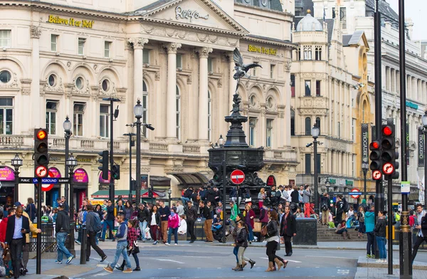 People and traffic in Piccadilly Circus. Famous place for romantic dates. Square was built in 1819 to join to Regent Street — Stock Photo, Image