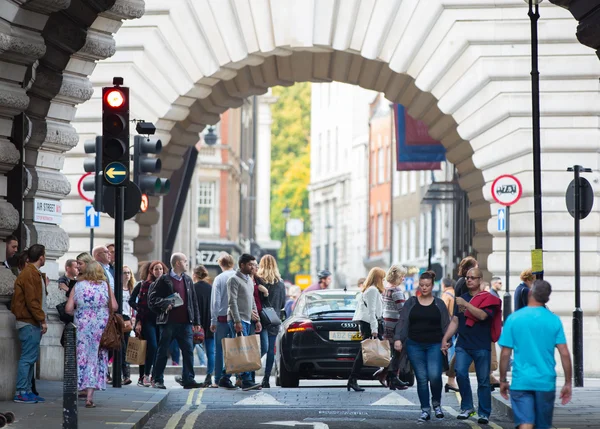 LONDRES, Reino Unido - OUTUBRO 4, 2015: Rua Piccadilly com muita gente ambulante, pedestres e transportes públicos, carros, táxis na estrada . — Fotografia de Stock