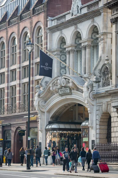 LONDRES, Reino Unido - 4 de octubre de 2015: Calle Piccadilly con mucha gente caminando, peatones y transporte público, autos, taxis en la carretera . — Foto de Stock