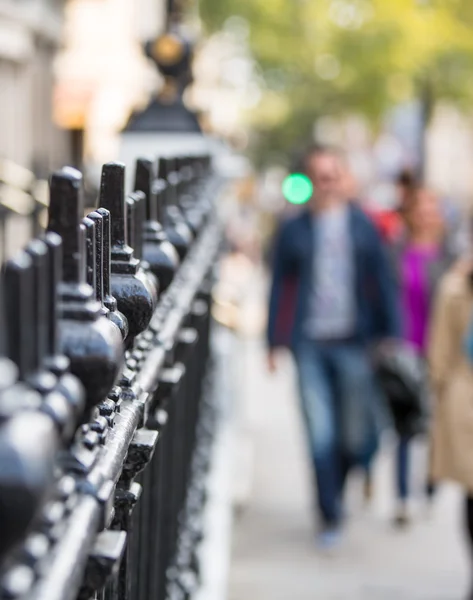 Chůze lidí rozmazaný obraz, Londýn — Stock fotografie