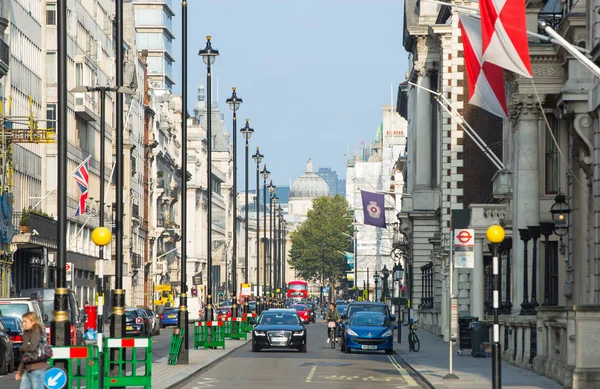 LONDRES, Reino Unido - 4 de octubre de 2015: Calle Piccadilly con mucha gente caminando, peatones y transporte público, autos, taxis en la carretera . —  Fotos de Stock