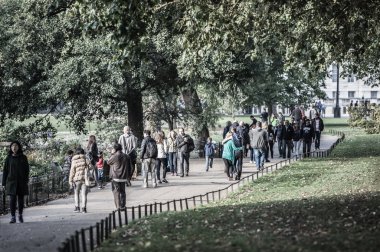 Sant James Parkı ve yürüyüş insanlar. Londra