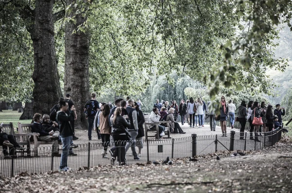 Sant James park, lake ve yürüyen insanlar. Londra