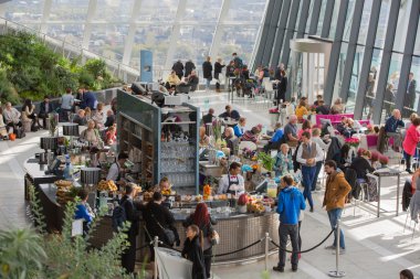 Sky Garden Cafe, rahatlatıcı ve sohbet insanlar. Londra, İngiltere