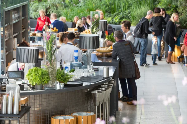 Personer i caféet Sky Garden, avkopplande och chatta. London, Storbritannien — Stockfoto