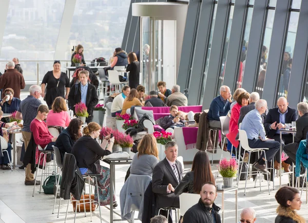 Les gens dans le café Sky Garden, se détendre et bavarder. Londres, Royaume-Uni — Photo