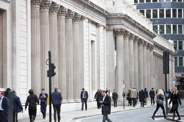 런던, 영국 은행 벽에 걷는 사람들 — 스톡 사진