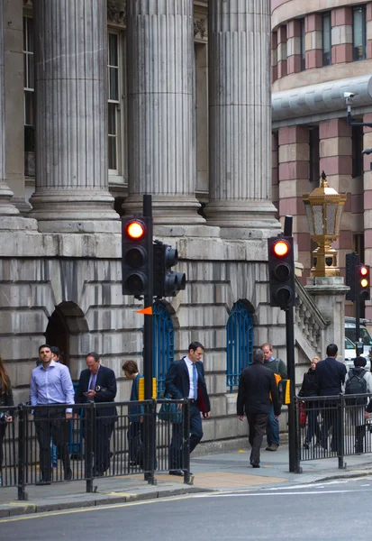 Londen, mensen lopen door de muur van de Bank of England — Stockfoto