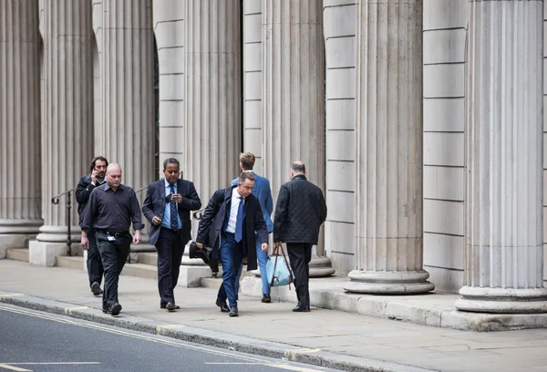 Londen, mensen lopen door de muur van de Bank of England — Stockfoto