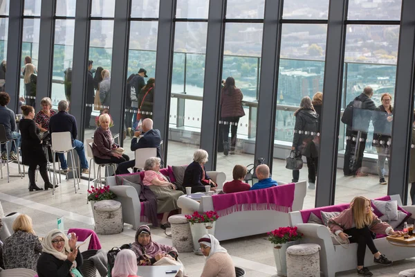 Gente en el Sky Garden café, relajarse y charlar. Londres, Reino Unido — Foto de Stock