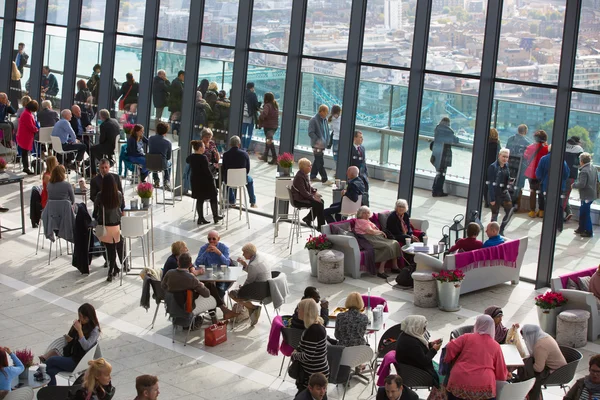 Les gens dans le café Sky Garden, se détendre et bavarder. Londres, Royaume-Uni — Photo