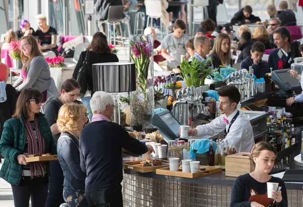 Mensen in de Sky Garden café, ontspannen en chatten. London, Verenigd Koninkrijk — Stockfoto