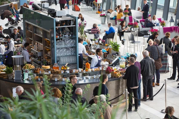 Mensen in de Sky Garden café, ontspannen en chatten. London, Verenigd Koninkrijk — Stockfoto