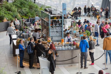 Sky Garden Cafe, rahatlatıcı ve sohbet insanlar. Londra, İngiltere