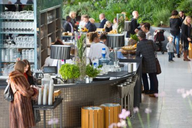 Sky Garden Cafe, rahatlatıcı ve sohbet insanlar. Londra, İngiltere
