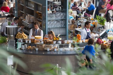 Sky Garden Cafe, rahatlatıcı ve sohbet insanlar. Londra, İngiltere