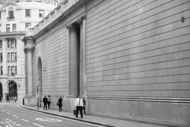 Londra, İngiltere Merkez Bankası duvar tarafından yürüyüş insanlar