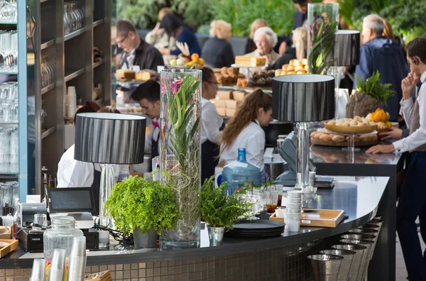 Menschen im Himmelsgarten-Café, entspannen und plaudern. London, Großbritannien — Stockfoto