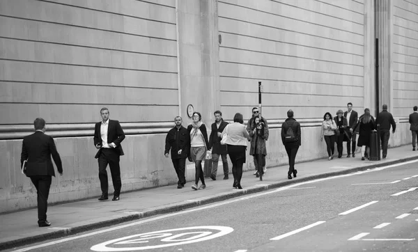 Londra, İngiltere Merkez Bankası duvar tarafından yürüyüş insanlar — Stok fotoğraf