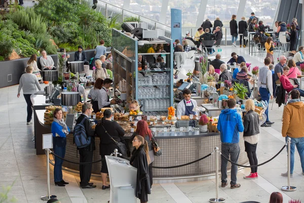 Gente en el Sky Garden café, relajarse y charlar. Londres, Reino Unido — Foto de Stock