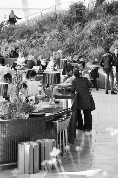 Menschen im Himmelsgarten-Café, entspannen und plaudern. London, Großbritannien — Stockfoto