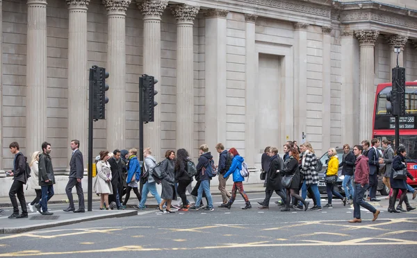 LONDRES, Gente caminando por el muro del Banco de Inglaterra — Foto de Stock