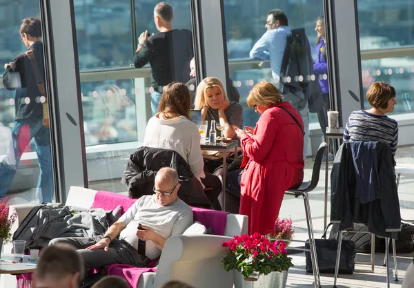 Menschen im Himmelsgarten-Café, entspannen und plaudern. London, Großbritannien — Stockfoto