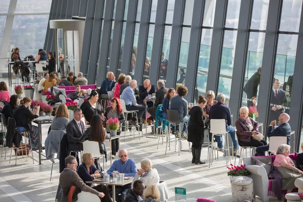 Les gens dans le café Sky Garden, se détendre et bavarder. Londres, Royaume-Uni — Photo