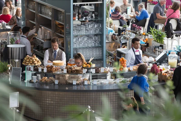 Personer i caféet Sky Garden, avkopplande och chatta. London, Storbritannien — Stockfoto